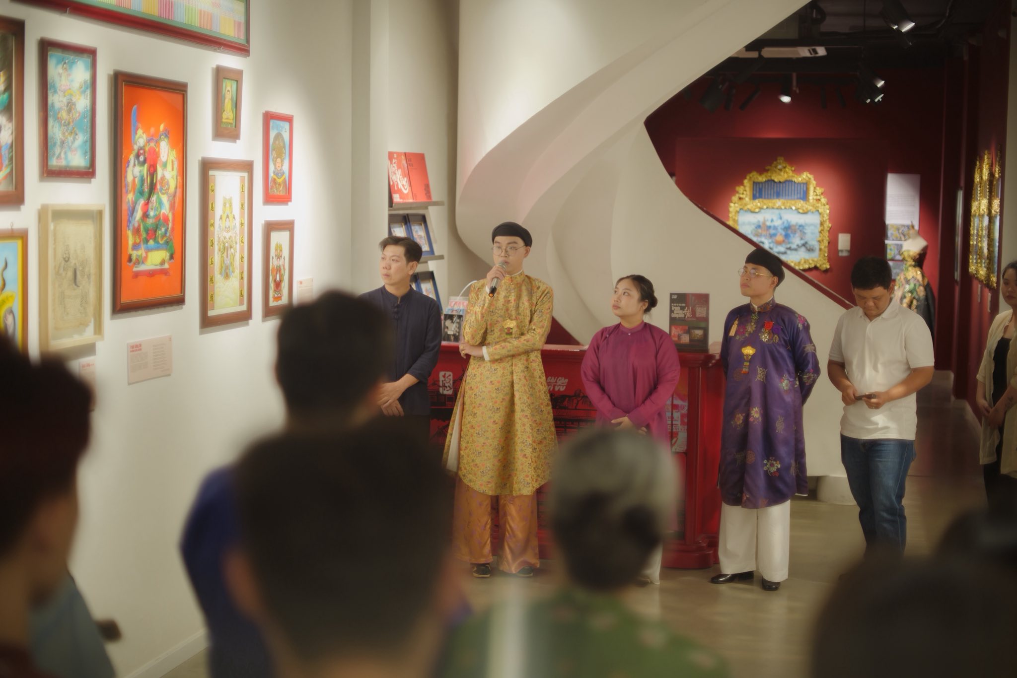 “Nam Sử Họa Kiếng” Exhibition