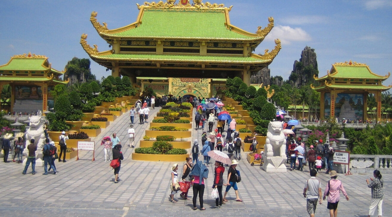 Khám phá Bạch Dinh lộng gió biển và tuyệt tác đền Đại Nam
